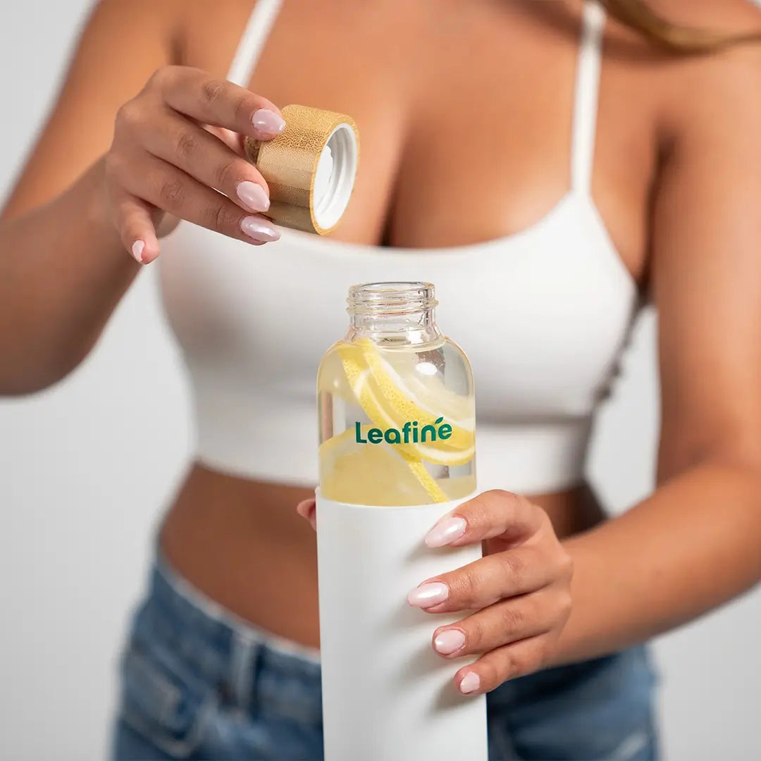 שתיית מים מרובה עם הבקבוק מים של ליפיין