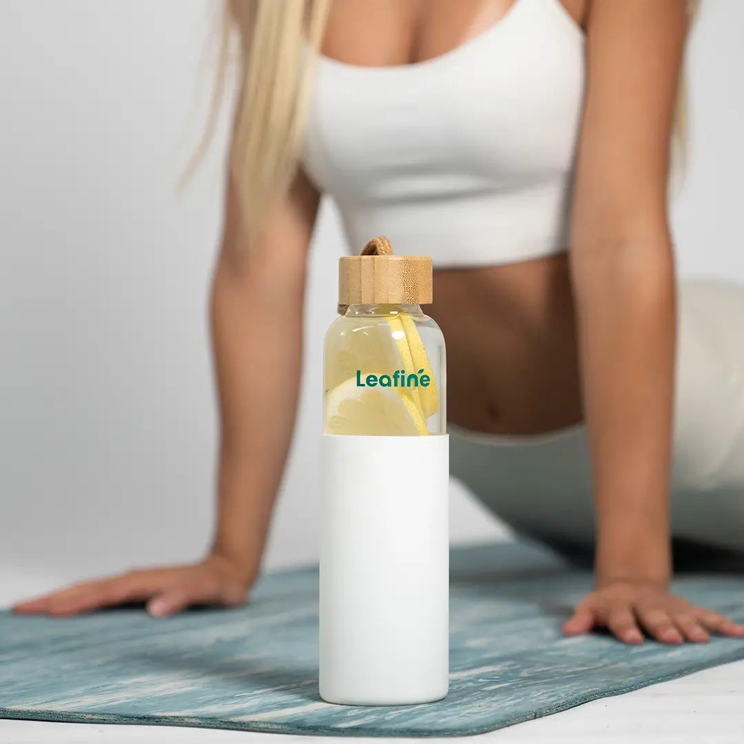 שיעור יוגה עם בקבוק מים של חברת ליפיין